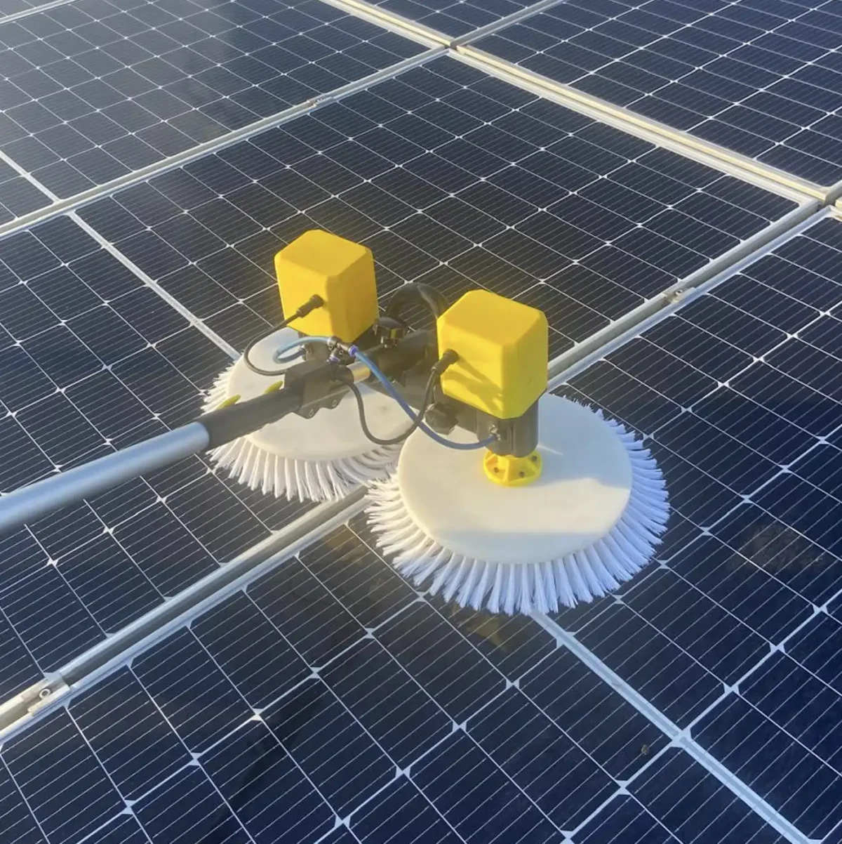 24V LiFePO₄ batarya ile 8 saate kadar kesintisiz temizlik sağlayan kablosuz güneş paneli fırçası. 24V LiFePO4 bataryalı akülü güneş paneli temizlik sistemi – Pro Brush modeli
