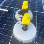 Eco Brush akülü güneş paneli temizleme fırçası panel üzerinde kullanım anı
